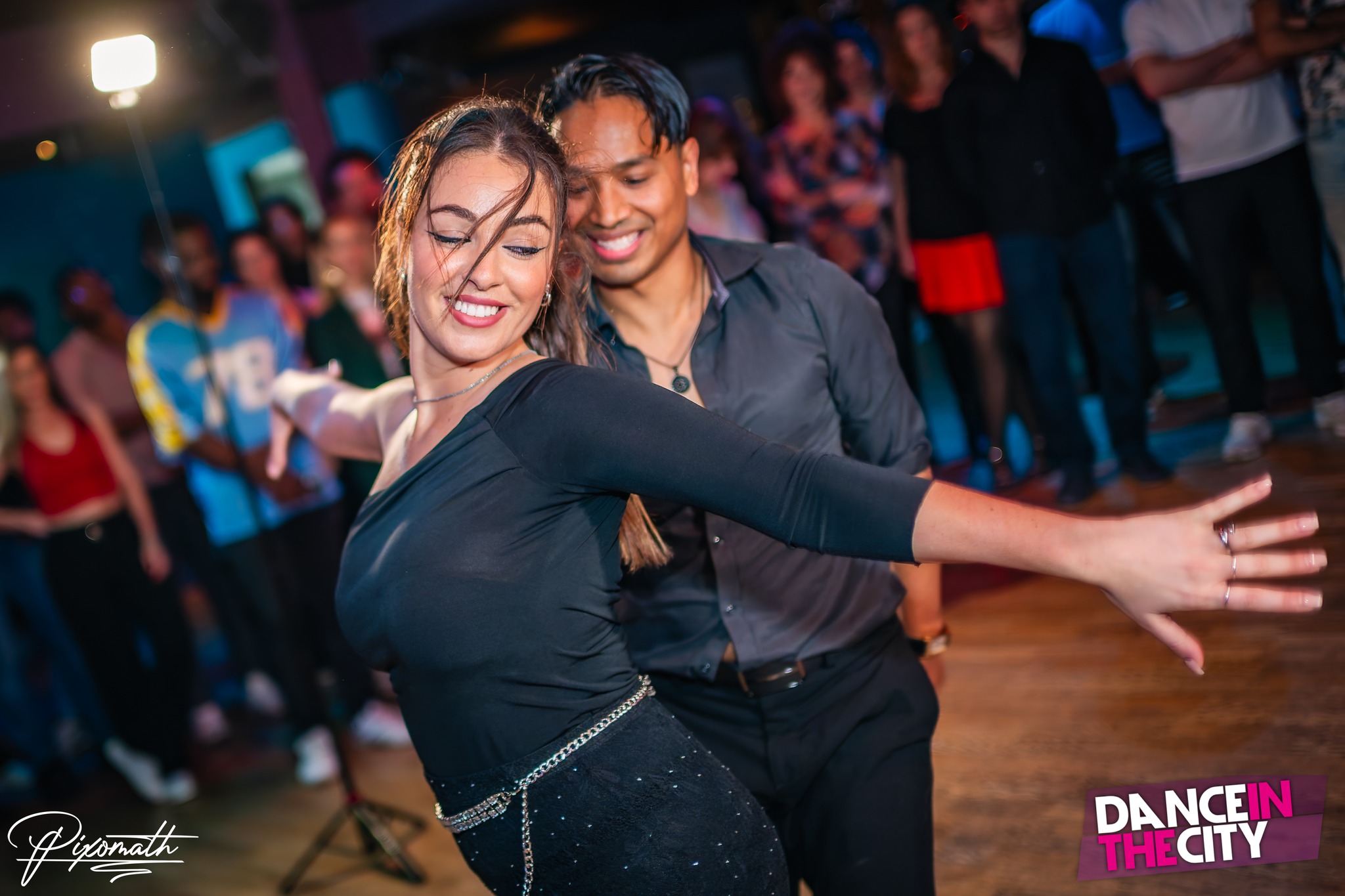 Couple bachata sur dancefloor soirée parisienne